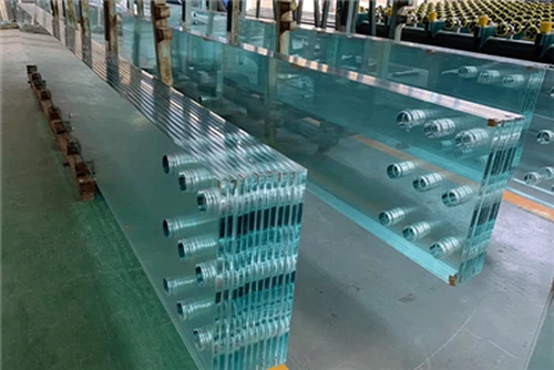 Un client européen visite l’usine de verre feuilleté trempé Laurel Glass